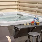 View 6 -fig Tree Bay-jacuzzi-hot Tub *