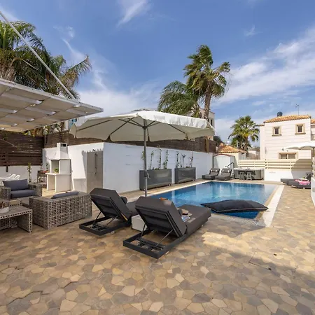 View 6 -fig Tree Bay-jacuzzi-hot Tub Villa *