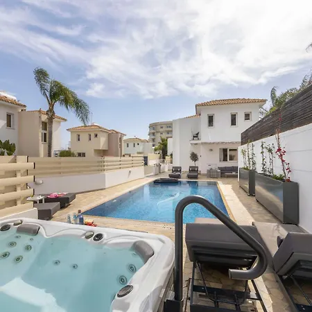 View 6 -fig Tree Bay-jacuzzi-hot Tub *