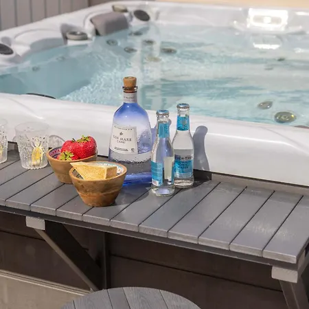 View 6 -fig Tree Bay-jacuzzi-hot Tub