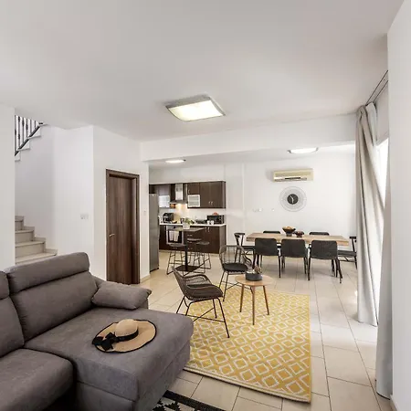 View 6 -fig Tree Bay-jacuzzi-hot Tub Villa *