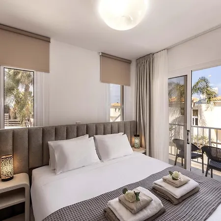 View 6 -fig Tree Bay-jacuzzi-hot Tub Villa Protaras