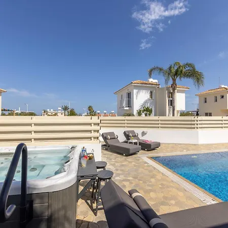 View 6 -fig Tree Bay-jacuzzi-hot Tub Villa *