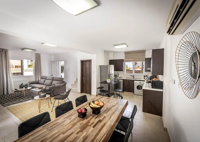 View 6 -fig Tree Bay-jacuzzi-hot Tub Vila Protaras