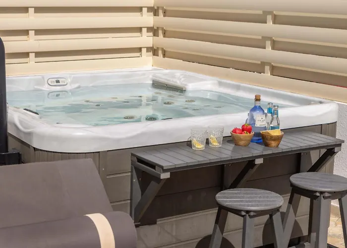 View 6 -fig Tree Bay-jacuzzi-hot Tub *