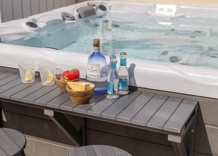 View 6 -fig Tree Bay-jacuzzi-hot Tub