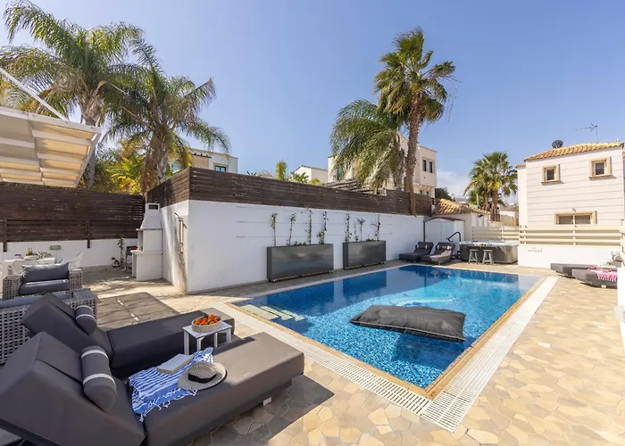 View 6 -fig Tree Bay-jacuzzi-hot Tub Vila Protaras