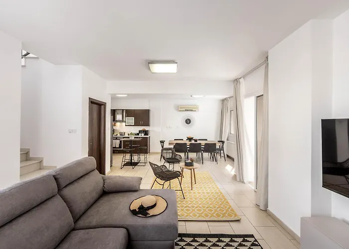 View 6 -fig Tree Bay-jacuzzi-hot Tub Vila