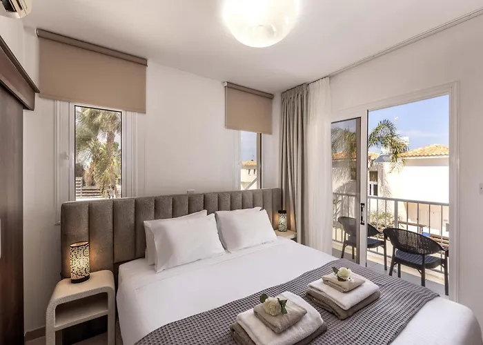 View 6 -fig Tree Bay-jacuzzi-hot Tub Vila Protaras