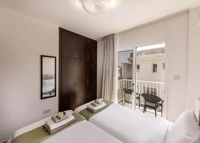 View 6 -fig Tree Bay-jacuzzi-hot Tub Vila Protaras