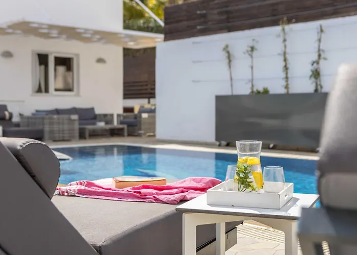 View 6 -fig Tree Bay-jacuzzi-hot Tub