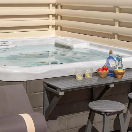 View 6 -fig Tree Bay-jacuzzi-hot Tub *